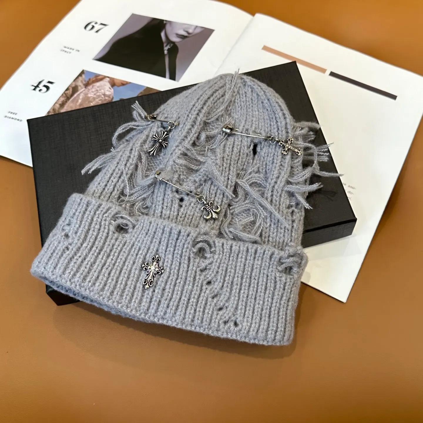 P60 🤍Chrome hearts new autumn and winter cross knitted hat🧶 One of the must-have hats in autumn and winter~ It really looks good on whoever wears it~, it is also a perfect match in black and white and gray in autumn~